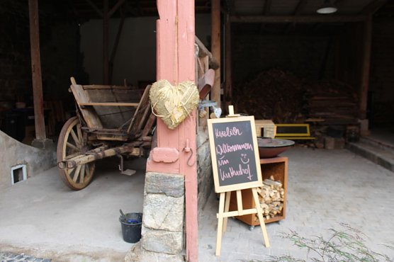 Der Hof ist liebe- und geschmackvoll ausgestaltet (Foto: oas)