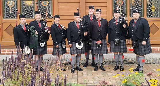 Barbarossa Pipes and Drums Sangerhausen (2022 vor der Stabkirche Stiege) (Foto: ©Cosima Pilz) Barbarossa Pipes and Drums Sangerhausen (2022 vor der Stabkirche Stiege) (Foto: ©Cosima Pilz)