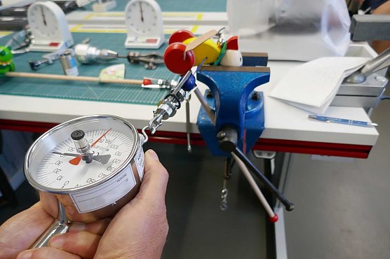 Zugpr&uuml;fung im Testlabor (Foto: Stiftung Warentest)