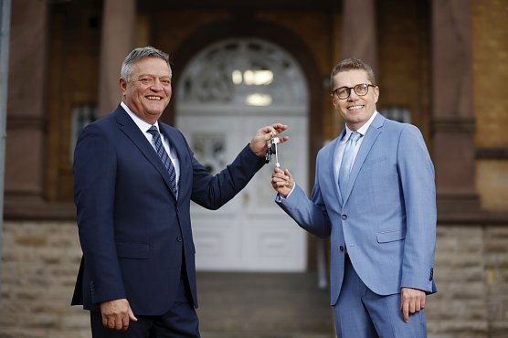 Frank Lehmann (li.) und Bj&ouml;rn Bosse bei der Staffelstab&uuml;bergabe vor der IHK-Gesch&auml;ftsstelle des Landkreises Mansfeld-S&uuml;dharz in Sangerhausen (Foto: Uwe Koehn)