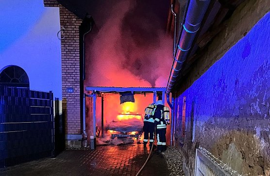 PKW in Flammen (Foto: Feuerwehr ) PKW in Flammen (Foto: Feuerwehr )