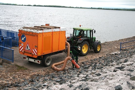 Treibgutreinigung am Stausee Kelbra (Foto: Ulrich Reinboth) Treibgutreinigung am Stausee Kelbra (Foto: Ulrich Reinboth)