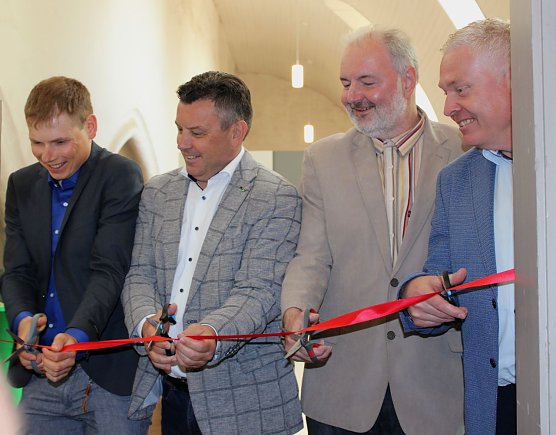 Er&ouml;ffnung Wanderausstellung, von links nach rechts: Daniel Bierbaum SEG, Landrat Andr&eacute; Schr&ouml;der, Pfarrer J&ouml;rg Thoms und Oberb&uuml;rgermeister Gemeinde S&uuml;dharz Peter Kohl (Foto: Standortentwicklungsgesellschaft Mansfeld-S&uuml;dharz mbH)