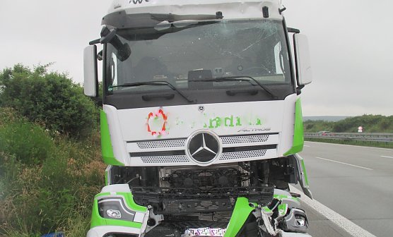 Demolierter wei&szlig;russischer LKW (Foto: Autobahnpolizei)