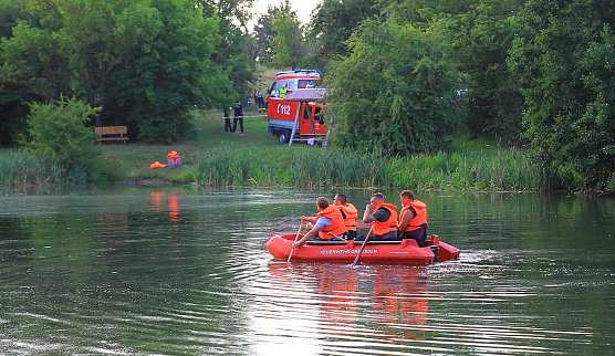 Suchaktion gestern Abend am Großenehricher Stau (Foto: S.Dietzel) Suchaktion gestern Abend am Großenehricher Stau (Foto: S.Dietzel)