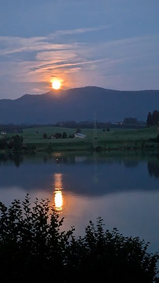 Sonnenuntergang über einem See im Allgäu (Foto: Karina Kaufmann) Sonnenuntergang über einem See im Allgäu (Foto: Karina Kaufmann)