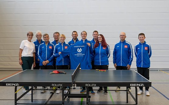 Heike Schinke von der DVAG (links) &uuml;berreicht neue Trikots  (Foto: Sandra Klaus )