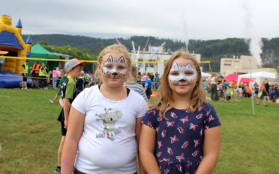 Auch diese beiden Katzendamen hatte ihren Spa&szlig; (Foto: oas)