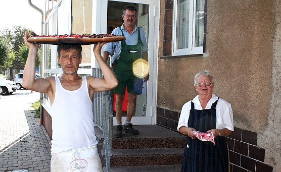 Schwer zu tragen hat der B&auml;ckermeister am XXL-Kuchenaus dem Hause Steinemann (Foto: U.Reinboth)