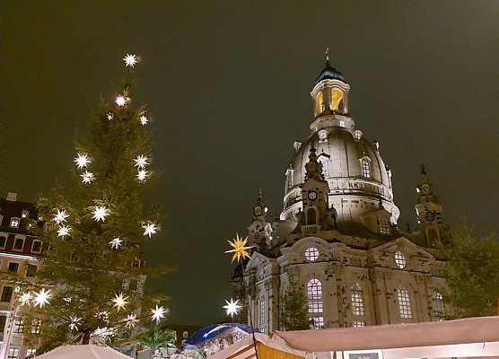 Dresdener Weihnachtsmarkt mit Frauenkirche (Foto: Jana Schreiber) Dresdener Weihnachtsmarkt mit Frauenkirche (Foto: Jana Schreiber)
