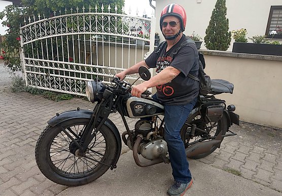 Marcel Impens auf einem seiner liebevoll gepflegten Sammlerstücke (Foto: H.Rein) Marcel Impens auf einem seiner liebevoll gepflegten Sammlerstücke (Foto: H.Rein)