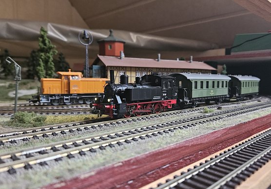 Kleiner Modellbahn Sonderzug (Foto: Dirk Schwarze) Kleiner Modellbahn Sonderzug (Foto: Dirk Schwarze)