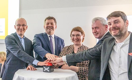 Foto (von links): IMG-Gesch&auml;ftsf&uuml;hrer Dr. Robert Franke, Minister Sven Schulze, Staatssekret&auml;rin Stefanie P&ouml;tzsch, Holger H&ouml;velmann, MdB, LTV-Gesch&auml;ftsf&uuml;hrer Martin Schulze.       (Foto: Thilo Schoch/IMG)