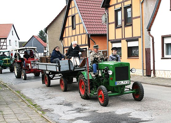 Treckerparade in Uftrungen (Foto: Ulrich Reinboth)