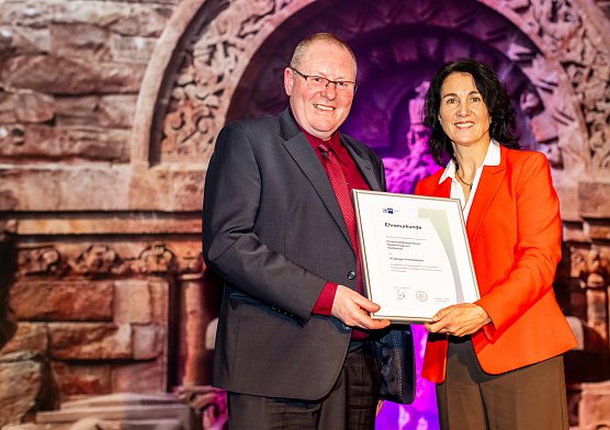 Frau Dr. Cornelia Haase-Lerch (Hauptgesch&auml;ftsf&uuml;hrerin der IHK Erfurt) &uuml;berreicht dem Vorstandsvorsitzenden Thorsten Schwarz die Ehrenurkunde "30 Jahre FAV Nordth&uuml;ringen" (Foto: Adrian Liebau)