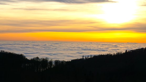 "Nebelmeer unterhalb Rothes&uuml;tte bei Sonnenuntergang" (Foto: Wolfgang Menzel)