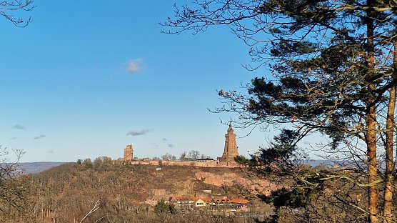 Ein klarer Dezembertag am Kyffh&auml;user (Foto: agl)