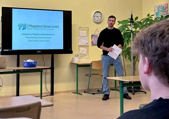 Erik Beinert, Gesch&auml;ftsf&uuml;hrer der Pflegedienst Beinert GmbH, gab den Sch&uuml;lerinnen und Sch&uuml;lern der 10. Klassen an der Sekundarschule am Salzigen See in R&ouml;blingen Einblick in seinen Unternehmeralltag. (Foto: IHK Halle-Dessau)