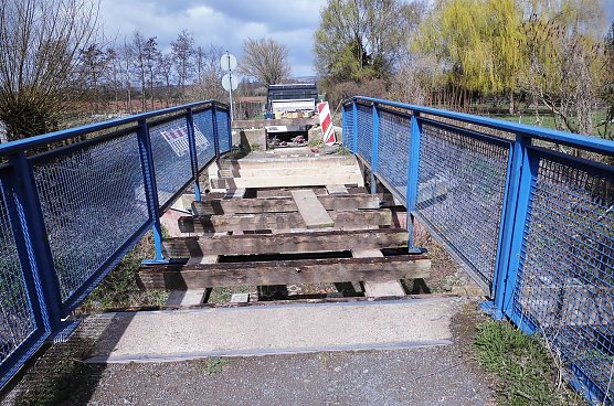 Die Planken der Br&uuml;cke werden erneuert.  (Foto: Ulrich Reinboth)