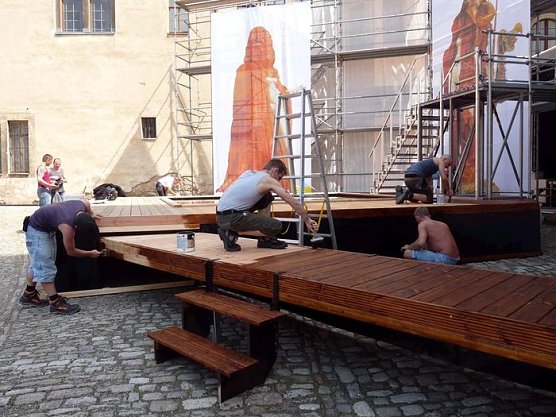 Schwitzen im Schlosshof (Foto: Theater Nordhausen)