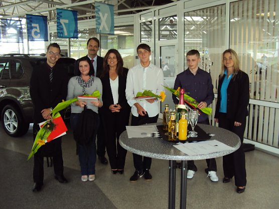 Vertr&auml;ge in der Tasche (Foto: BMW)