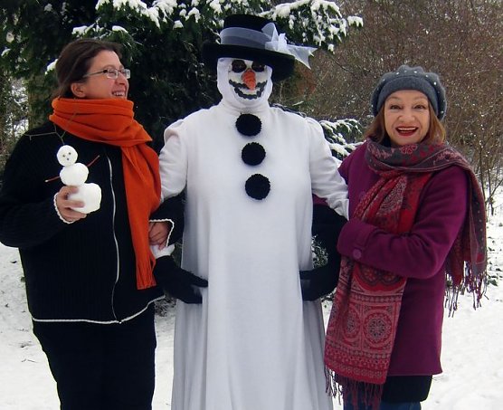 Schneemann und zwei Frauen (Foto: I. Kühn) Schneemann und zwei Frauen (Foto: I. Kühn)