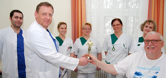 Bild: Chefarzt Dr. Meffert nimmt den Oscar f&uuml;r sich und sein Team entgegen.