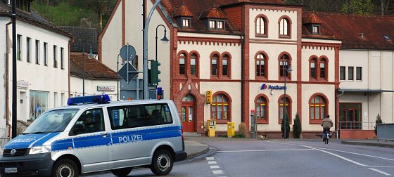 Bild: In dieser Hettstedter Postfiliale ereignete sich heute Morgen ein Verbrechen. Zwei maskierte, bewaffnete M&auml;nner waren vor &Ouml;ffnung der Post in das Geb&auml;ude eingedrungen und forderten noch vor Dienstbeginn der Angestellten Geld.