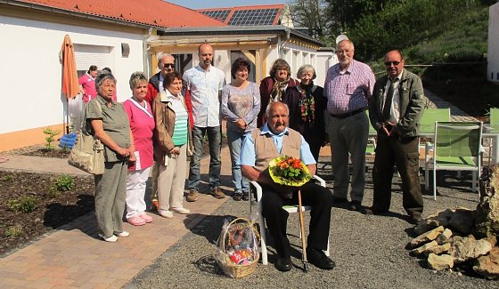 Bild: Hans Goldschmidt (sitzend) wurde f&uuml;r sein Engagement f&uuml;r Pro Baum mit einem Blumenstrau&szlig; geehrt.