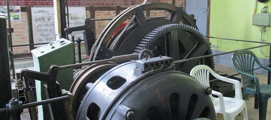 Bild: Blick in die Maschinenhalle des Schmidschachtes Helbra. K&uuml;nftig soll man den Stuhl oder eine Bank auch drau&szlig;en unter eine Linde stellen, die Aussicht genie&szlig;en und &uuml;ber die Geschichte des Bergbaus und H&uuml;ttenwesens nachdenken und diskutieren k&ouml;nnen.