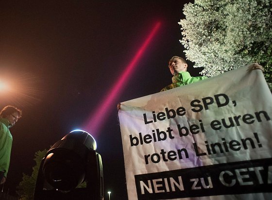 Bild: Rote Linie am Himmel