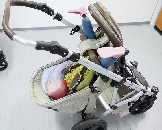 Bild: Am Sitz des Knorr-Baby m&uuml;ssen vier Metall&shy;stifte einrasten. Sind nur zwei Stifte fest, kann der Sitz kippen.