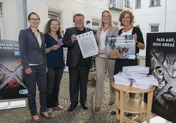 Bild: &Uuml;bergabe der 200.000 Stimmen f&uuml;r eine Katzenschutzverordnung. Von links nach rechts: Nicole Maisch (B&uuml;ndnis 90 / Die Gr&uuml;nen), Birgit Menz (Die Linke), Thomas Schr&ouml;der (Deutscher Tierschutzbund), Christina Jantz-Herrmann (SPD) und Dagmar G. W&ouml;hrl (CDU/CSU)