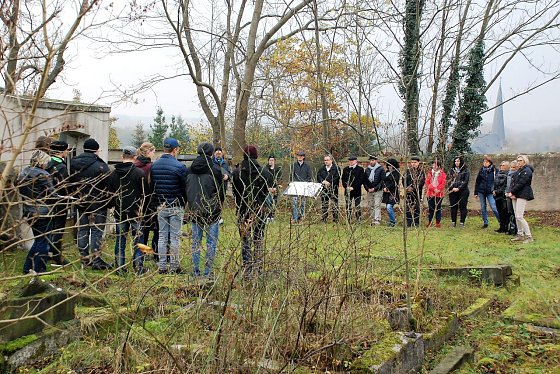 Bild: Alte Grabstellen auf dem j&uuml;dischen Friedhof in Sandersleben.