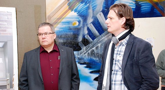 Bild: Jens Diederichs (links) und Stefan Gebhardt bei der Besichtigung des Hauses der Jugend.