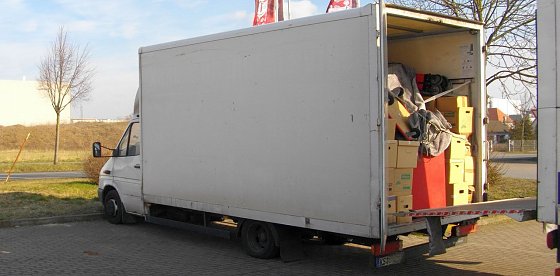 Bild: Nicht umgezogen, sondern unter Polizeiaufsicht umgeladen