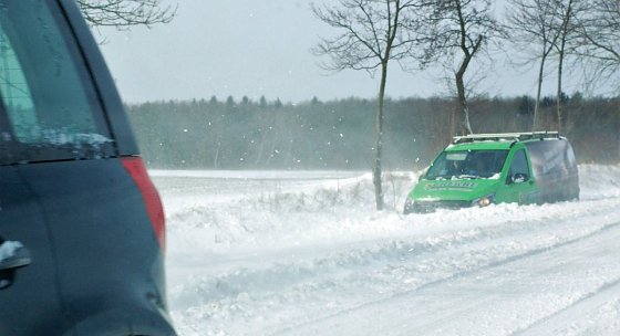 Bild: Im Stra&szlig;engraben der Klausstra&szlig;e (B 242) gelandet
