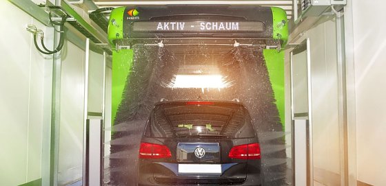 Bild: Jeder dritte Mann putzt lieber das Auto als die eigene Wohnung