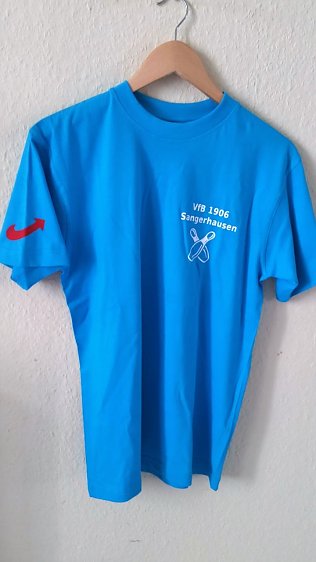 Bild: So sehen die T-Shirts aus, die Jens Diederichs (inklusive wei&szlig;er Hosen) den Nachwuchskeglern gesponsert hat. Ihre Farbe ist nicht AfD-Blau, wie in einer Zeitung heute behauptet wird, sondern t&uuml;rkis.