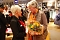 Oberbürgermeisterin Jutta Fischer (rechts) dankte AWG Filialleiterin Kathrin Bellstedt für die gute Zusammenarbeit mit einem Blumenstrauß. Oberbürgermeisterin Jutta Fischer (rechts) dankte AWG Filialleiterin Kathrin Bellstedt für die gute Zusammenarbeit mit einem Blumenstrauß.