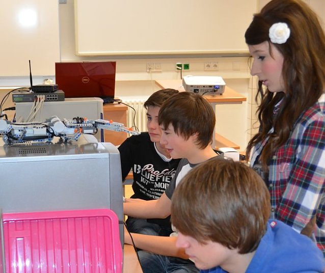 Bild: Sch&uuml;ler in der Akademie