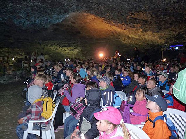 Bild: In H&ouml;hle gefeiert