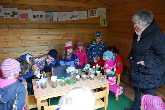 Bild: Eislebens Oberb&uuml;rgermeisterin Jutta Fischer, die den Tag bei den kleinen Rothenschirmbachern verbracht hatte, staunte &uuml;ber das Rieseninteresse der "Borstel"-Kinder am Mikroskopieren und Untersuchen.