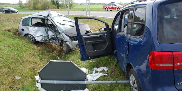 Bild: Endstation: Der Volkswagen begrub ein STOP-Schild unter sich, an dem der Ford bei seinem Flug zuvor nicht halt gemacht hatte.