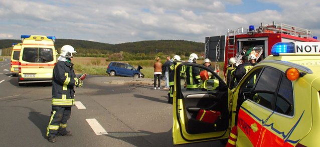 Bild: Nur wenige Minuten nach dem Unfall waren Rettungsdienst und Feuerwehr an der Ungl&uuml;cksstelle. Die Kameraden sicherten die Kreuzung, um einen reibungslosen Verkehr auf der vielbefahrenen Bundesstra&szlig;e 86 zu gew&auml;hrleisten.