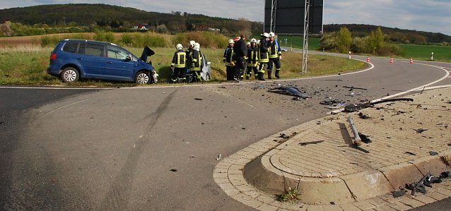 Bild: Mit brachialer Gewalt waren die beteiligten Fahrzeuge &uuml;ber die Kreuzung geschleudert und im Stra&szlig;engraben bzw. auf dem Feld gelandet. Die Spuren zeigen, welchen Weg die Fahrzeuge genommen haben.