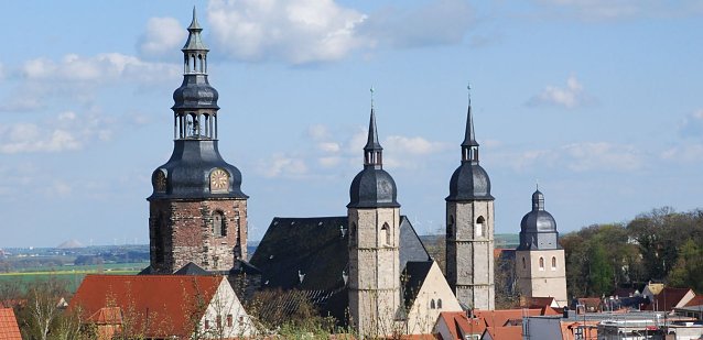 Bild: Die T&uuml;rme der Eisleber Andreaskirche pr&auml;gen das Ortsbild. Kirchen sind aber mehr als nur Wegmarken und touristische Attraktionen - sie sind Orte der Besinnung, des intensiven Zwiegespr&auml;chs mit Gott und Ort der Ruhe f&uuml;r Menschen, denen der Zugang zu einem Gott fehlt, die aber die Stille einer Kirche zu sch&auml;tzen wissen.