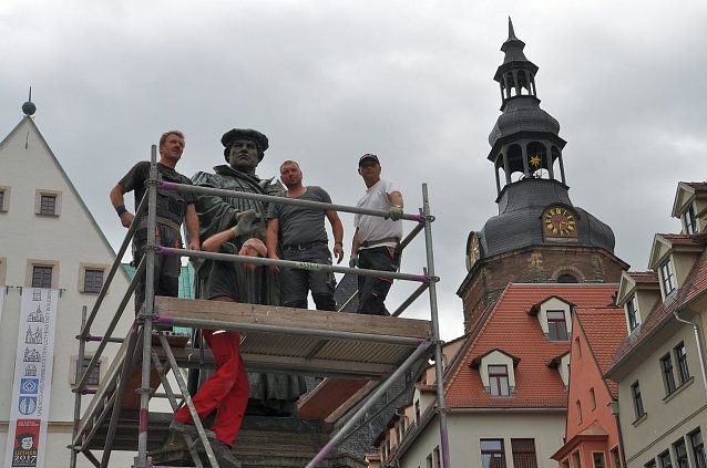 Bild: Die Firma A&szlig;mann Ger&uuml;stbau Eisleben GmbH aus der  Lutherstadt Eisleben baute das Ger&uuml;st auf.