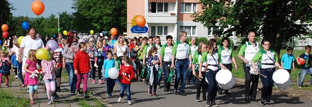 Bild: Die Hettstedter lieben die Musik. Je breiter die Stra&szlig;en wurden, auf denen der Umzug entlang ging, desto mehr wurden die Musiker der Fanfarengarde "umzingelt" von Mitmarschierenden.
