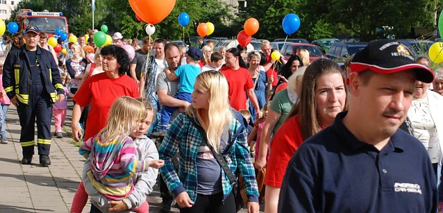 Bild: Kameraden der Freiwilligen Feuerwehr Hettstedt, die vor zwei Tagen noch einen Hausbrand hatten l&ouml;schen m&uuml;ssen, sicherten heute den Umzug des Kinderhauses "Sonnenschein" ab.
